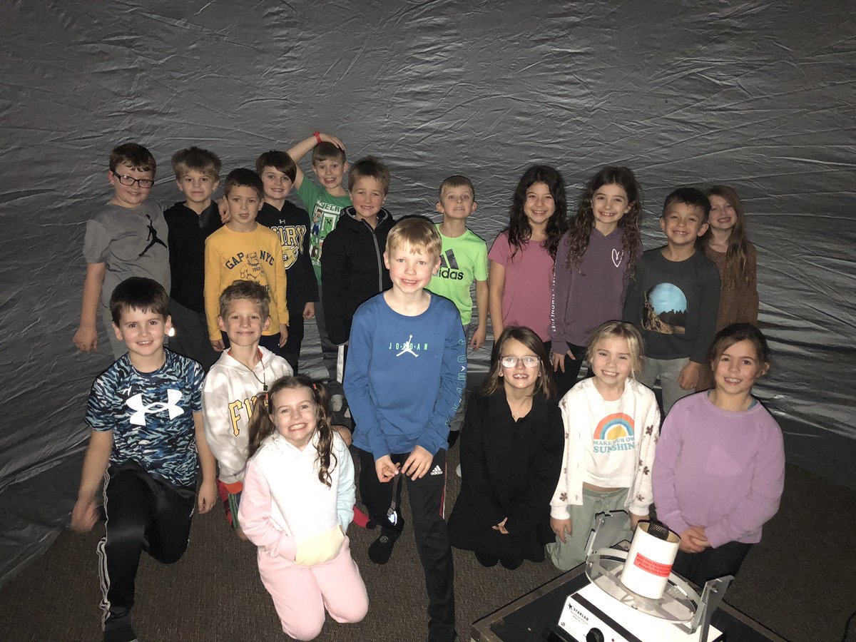 Thank you @lnovotny58 for inviting the second graders into StarLab this afternoon! They LOVED it! #dg58pride #LEchoosesHAPPY