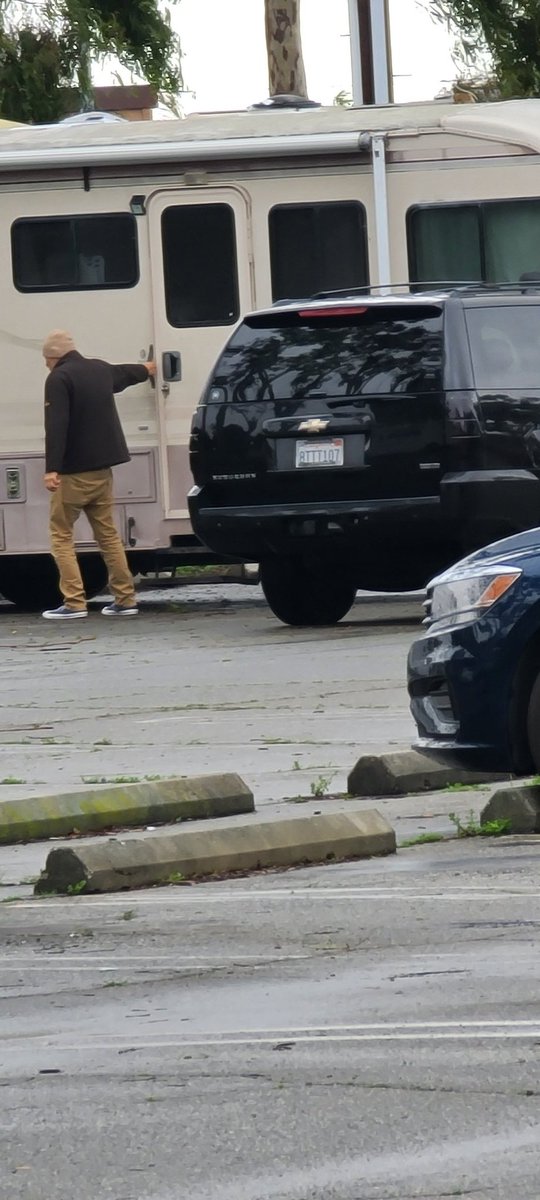 LA 'homeless' drive Suburbans!  At Westchester Park, This guy rolls up, used a key to open RV, goes in, gets back pack & leaves in Suburban @KarenBassLA @TraciParkforLA #sosketchy