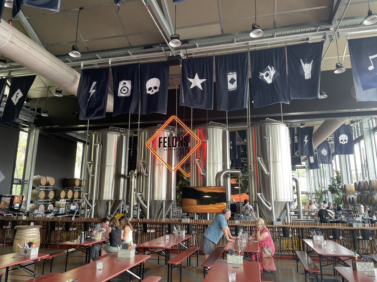 Mullins_Co's tweet photo. Thought we were being smart avoiding the Gold Coast until MM.
All good until Felons was the chosen meeting place on a Brisvegas thrist trap 38°day 🥵… #daydrinking #worknotplay 🦐🍻🍾 https://t.co/JPGfLXKg2s