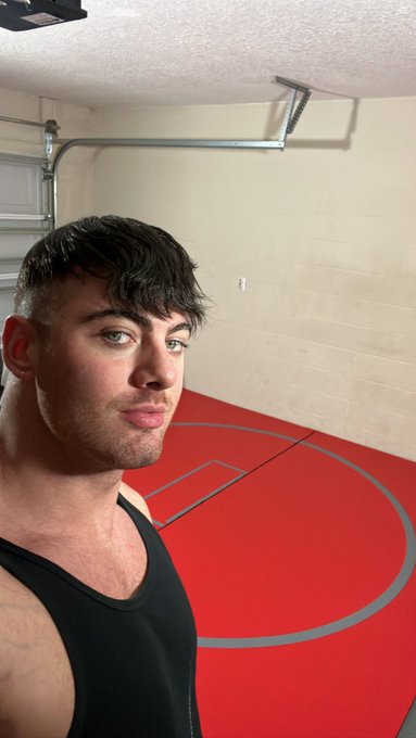 Watch Angelo Rosa's leaked NSFW photo on TwXstars