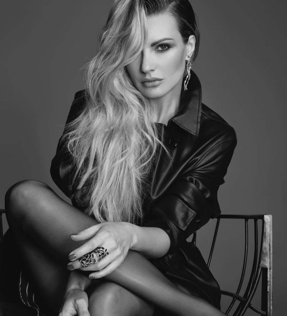 maremalinconia's tweet photo. parliamo di licia nunez  e la sua bellezza https://t.co/M0GIhOsRS9