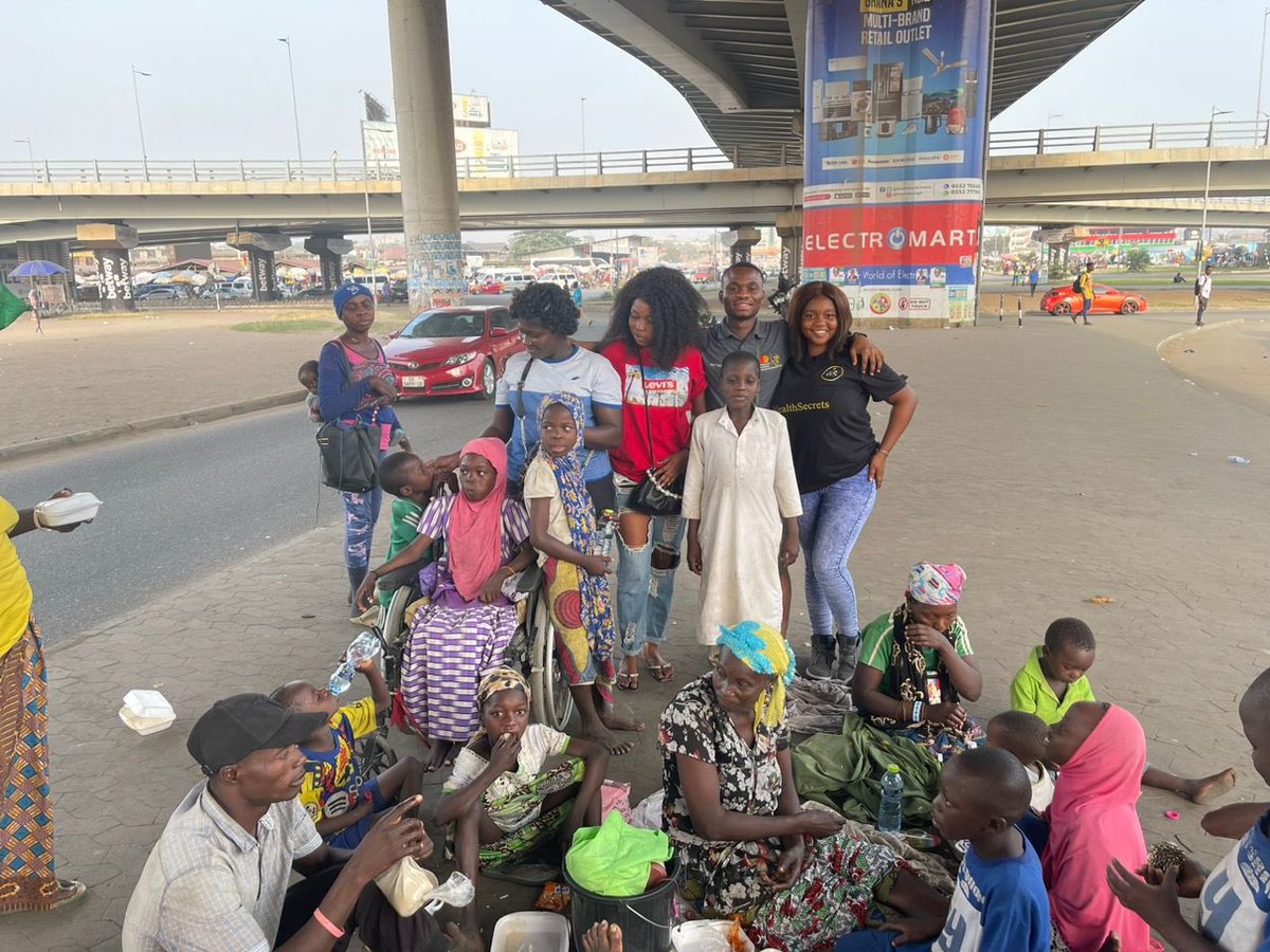 ScholasticaYeb2's tweet photo. On  Tuesday, 3rd January 2023, we had the opportunity once again to put smiles on the faces of some less privileged persons on the streets of Accra. 
Glory be to the most high God for a successful edition. https://t.co/tBH0jUL5YJ