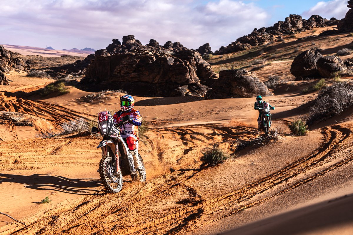 EmanuelGyenes's tweet photo. #dakar2023 S4 Ha'il -Ha'il / SS425 km, T577km
I had issues with the fuel pump, and I also crashed around km 120, and it took me a while to get back in the saddle. It was a big crash, and the airbag did its job. It is still a long way to reach Dammam! #DakarRally 
📷RallyZone https://t.co/6Emncs8VDk
