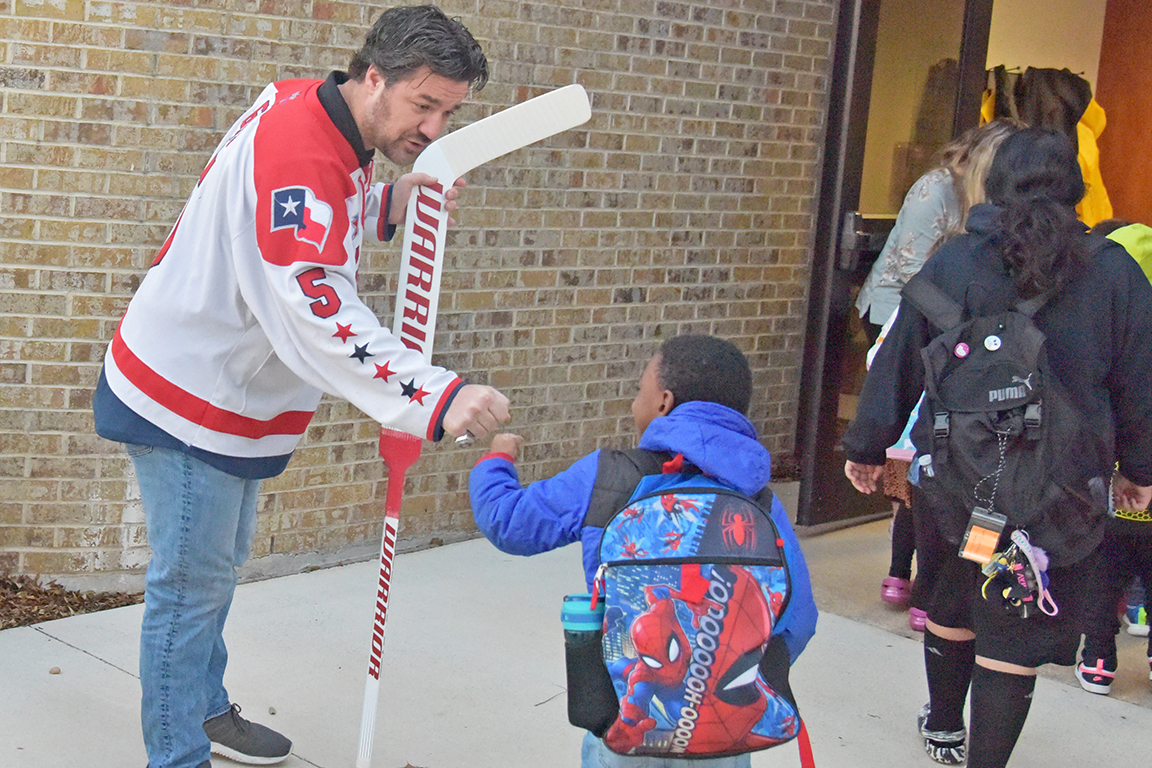 Allen Americans hockey player Aaron Gens greeted Reed Elementary students this morning during drop-off. What a fun start to the day!