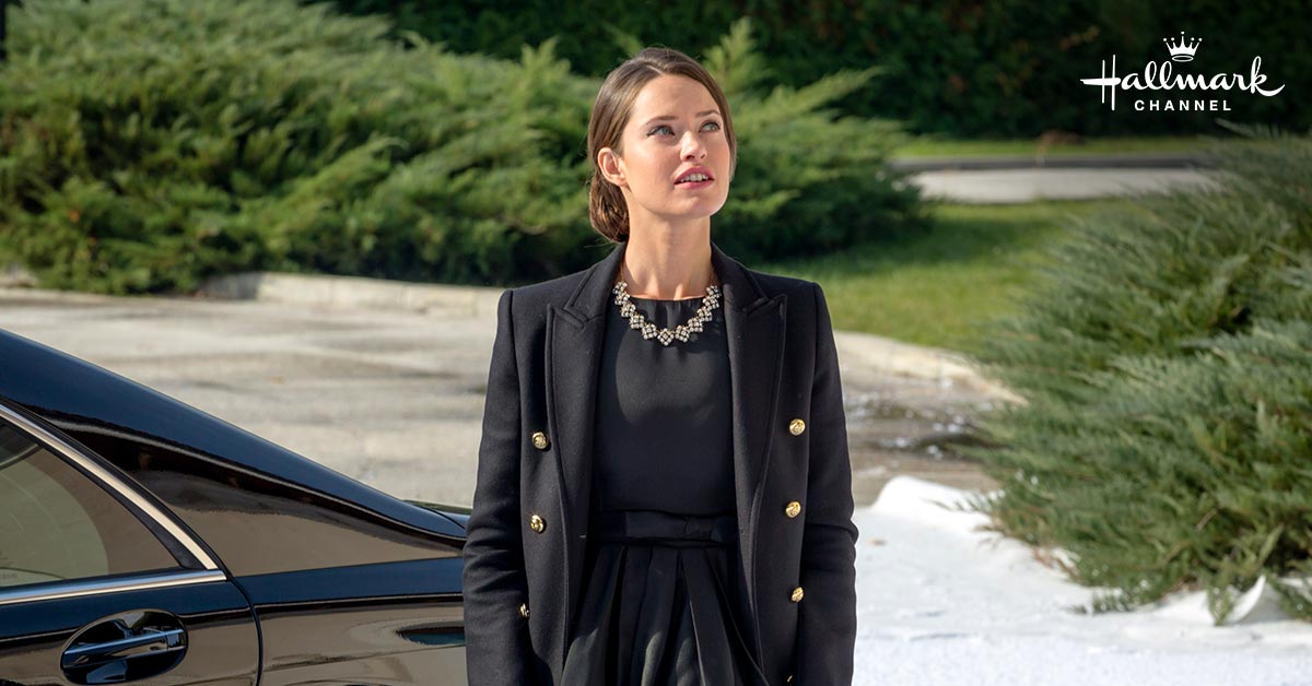 hallmarkchannel's tweet photo. A last minute trip becomes a chance encounter. A chance encounter becomes a fairy tale. 👑 #ARoyalWinter is on tonight at 8/7c! https://t.co/C8iyZ8tJEK