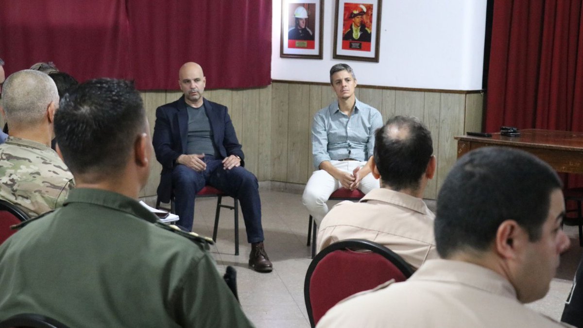 MinSegSF's tweet photo. 👮🏻♂️ Nueva Mesa de Comando Conjunto en #SantaFe
🚨 Junto a fuerzas federales y provinciales diagramamos operativos de saturación y el aumento de patrullajes en distintos puntos de la ciudad teniendo como fin evitar hechos delictivos que perjudiquen a los vecinos y vecinas https://t.co/SGcrDv7SzV