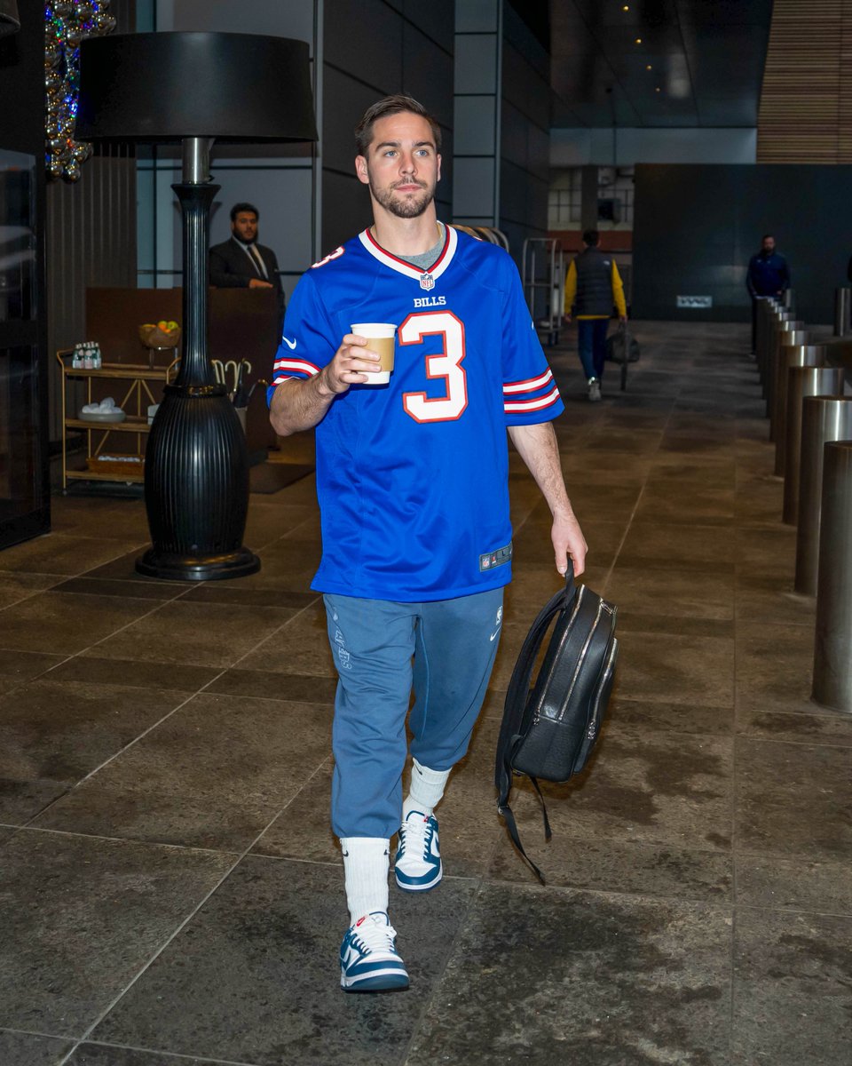 “I just wanted to show support for a fellow Pittsburgh native and athlete, and let him and his family know that all of us here are thinking of him and praying for him.” T.J. McConnell arrived in a Damar Hamlin jersey tonight.💙❤️
