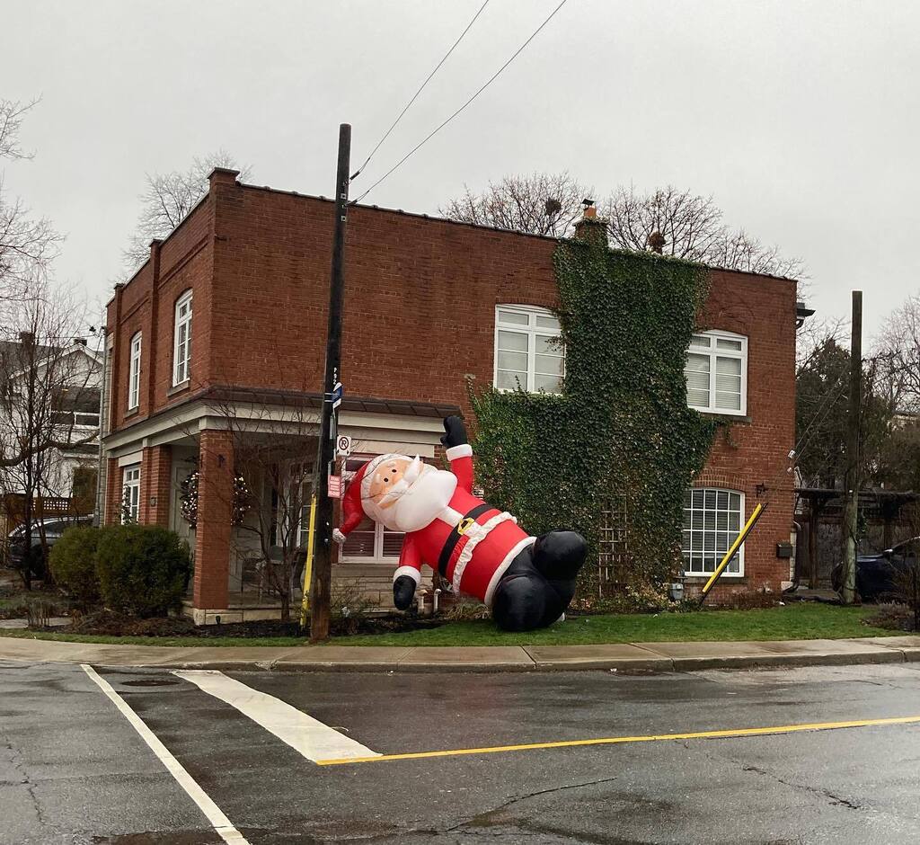 If Santa can hold a side plank, so can I. instagr.am/p/CnAj76mAhfk/