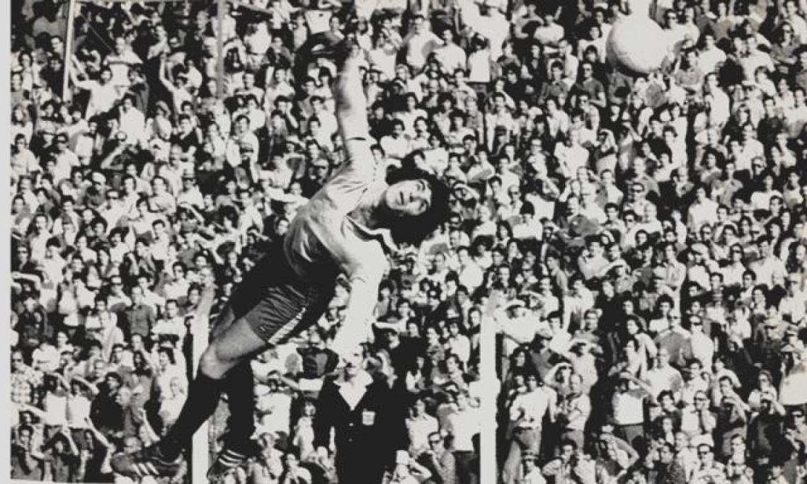 eldecanomensana's tweet photo. #ExTriperos #Aniversarios #Arqueros #GELP #CGE
3/01/1951 nacimiento de Carlos José Barisio, en San Fernando, Buenos Aires. Jugó en el año 1975.
43 partidos. En Ferro tuvo récord de minutos con valla invicta.
Los relatores de radio, decían: “Bariiiiiiisio, atento para contener”. https://t.co/fD80xJB5mS