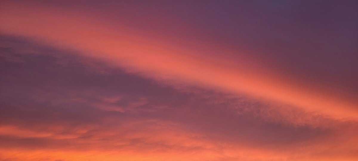 SurferGrl15's tweet photo. Skies lit up tonight 🔥🔥
@SamsungMobileUS #withgalaxy #landscapephotography #nature #TeamGalaxyRisingStars #s21ultra #wednesday #skycaptures https://t.co/r1BY0VQYqx