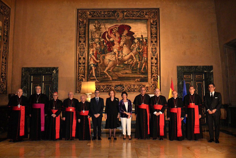Lluvia de zascas a Isabel Celaá por su 'fallo' de vestimenta en el funeral  de Benedicto XVI