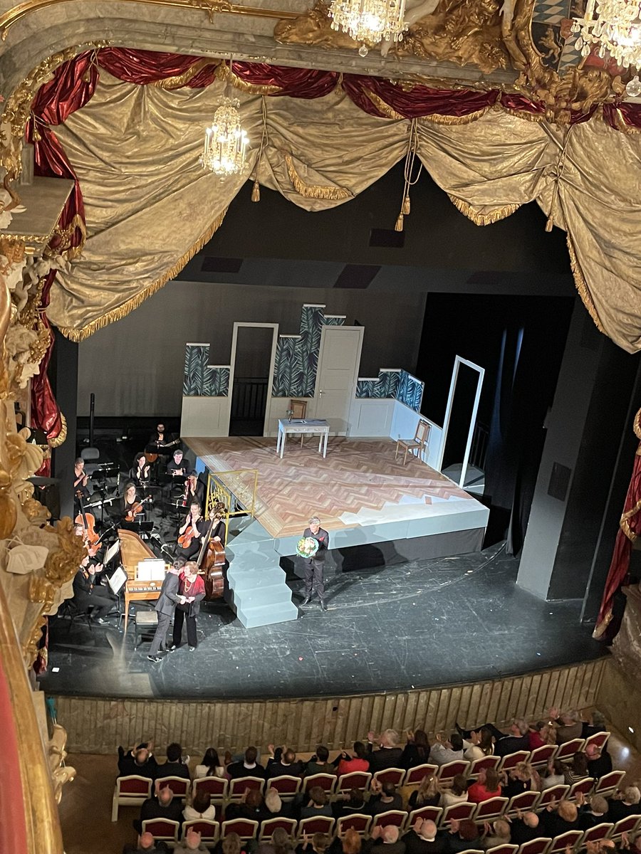 Wir gratulieren unserer zukünftigen künstlerischen Leiterin, der wunderbaren. #JohannaSoller, zum Eugen-Jochum-Preis, den sie heute Abend - vor dem zweiten Teil der "Hochzeit des Figaro" - im Cuvilliéstheater erhalten hat. Bravissima, Johanna!