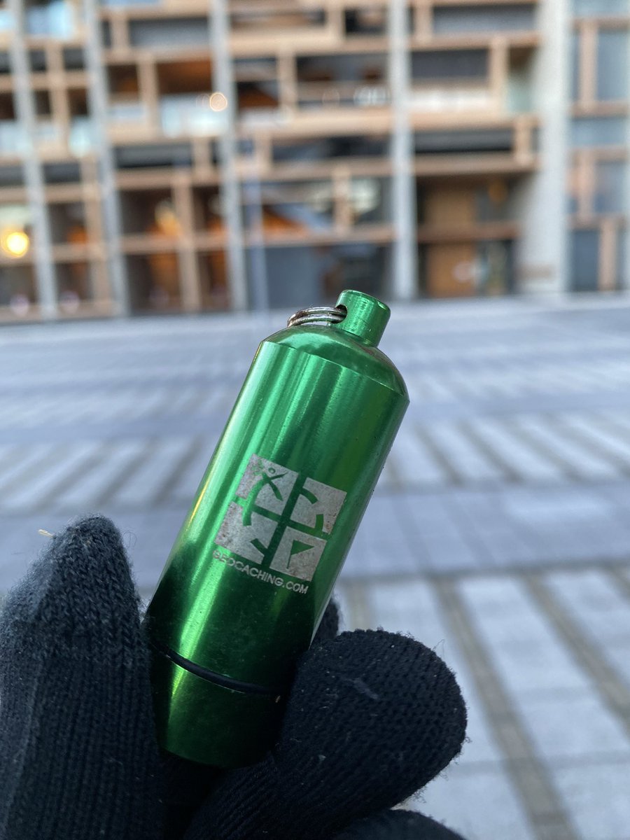 新年初出勤。
通勤途中下車して探しましたー
ちょっと探しましたが発見。
確かに自然系のアレでした！
#geocaching #ジオキャッシング #木材会館