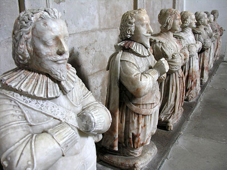 tourscotland's tweet photo. Tour #Scotland travel Blog video of the statues of seven of the eight children of #Sir #George #Bruce of #Carnock in the #Bruce #Aisle in the Abbey Church on ancestry, #Outlander, clan, #Scottish family history visit and trip to #Culross, #Fife https://t.co/ClMbcVHSNx https://t.co/S8aREtSWSU