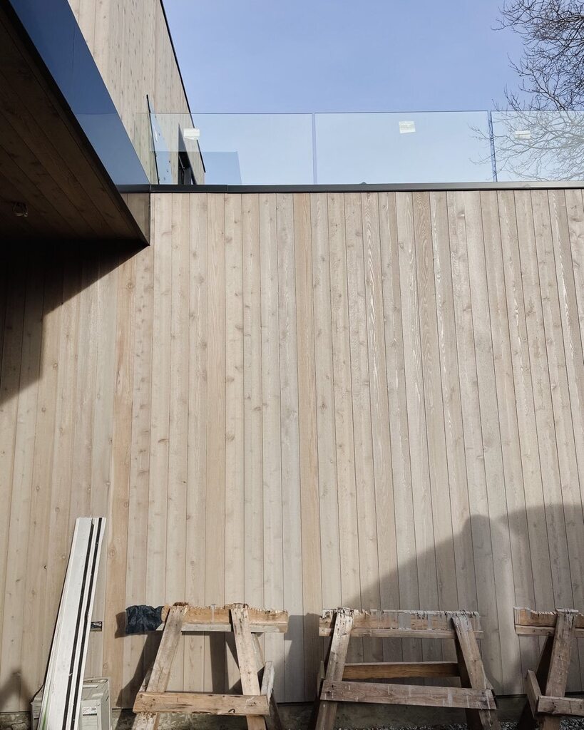 Cedar, matte black trim, glass and a new take on “west coast contemporary” is happening here. One of the most satisfying parts of my job is watching a home I designed come to life. And the best part is when it looks even better than our original sketches… instagr.am/p/CnApMuiPV4n/