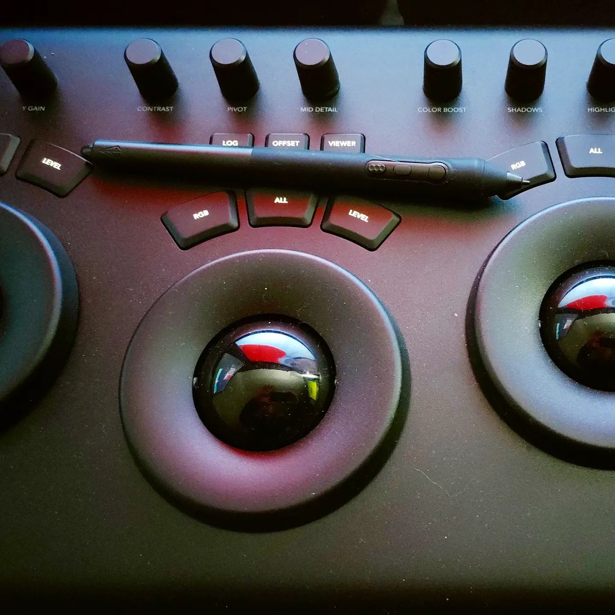 dickij10's tweet photo. My new Xencelabs pen and tablet kind of feels like the old days #Quantel #QuantelNeo
#DaVinciResolve #colourgrading #digitalcolorist #vfx #contentcreator #filmmaking #indiefilm #blackmagicdesign #blackmagicmicro https://t.co/r4vwP5tjvu