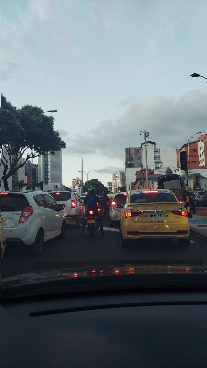 ypedraza's tweet photo. @transitobucara un caos por daño semáforos carrera 27 calle 45 https://t.co/J13NvVT8oH