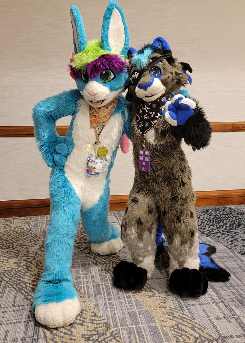 GilaBenderAZ's tweet image. At the &quot;Meet and Greet&quot; on Friday, Bunnypaw was kind enough to lend an ear to a hungee Nalu Catfish. #PDFC