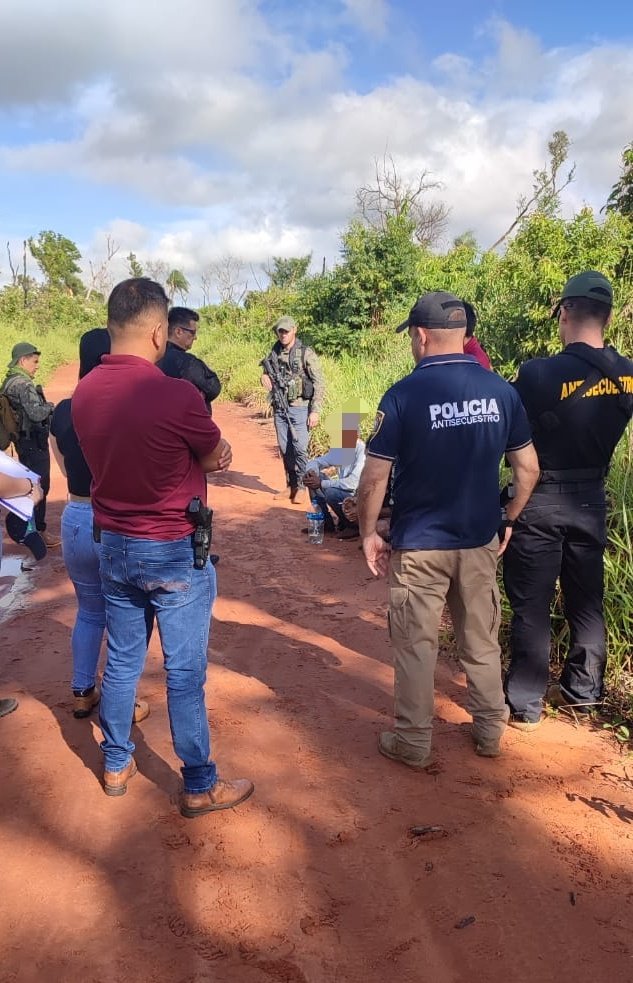 DAS_Paraguay's tweet image. Allanamientos y detención de personas 

Exitoso operativo conjunto con @MinPublicoPy, #SAP5 y #BIMI, logrando la detención de varias personas vinculadas a un hecho de Privación Ilegítima de Libertad en Capitán Bado, se incautaron evidencias.

Operativo en curso.

#SomosDAS