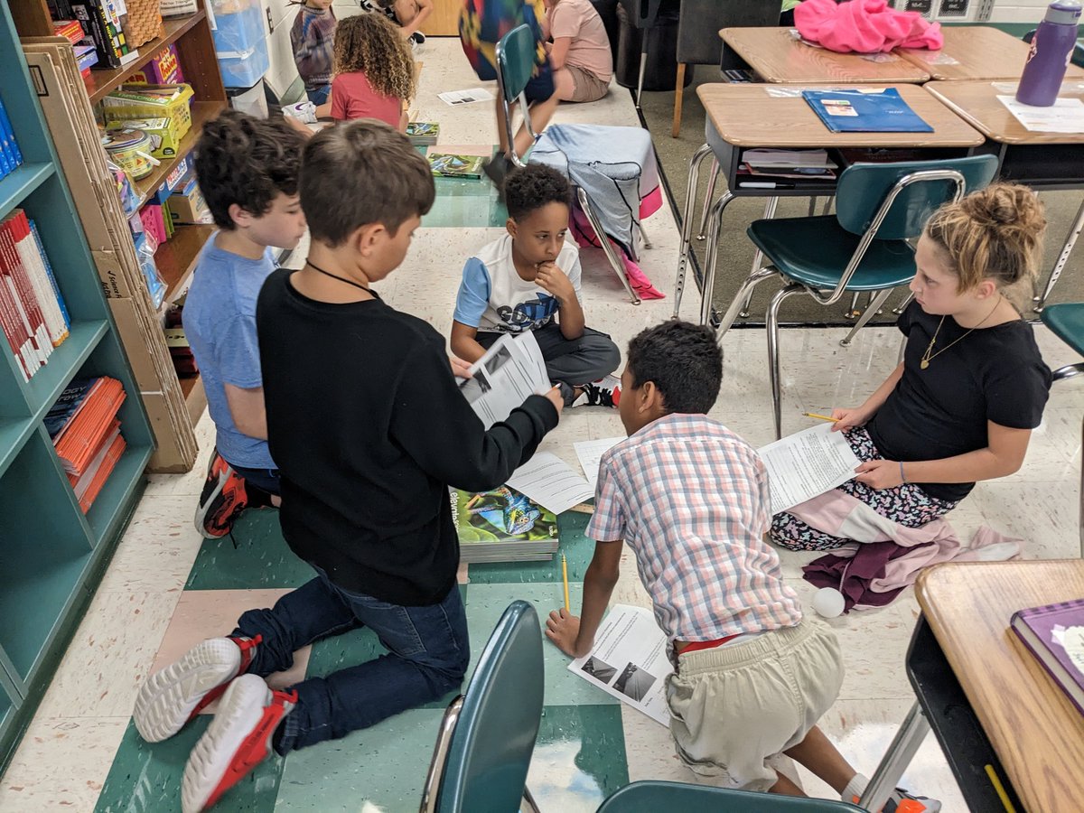 Ms_V_teaches's tweet image. Hands on, minds on!! Our @freedomvolusia #VCSScientists participating in another amazing Common Experiment 😁🥼🔎