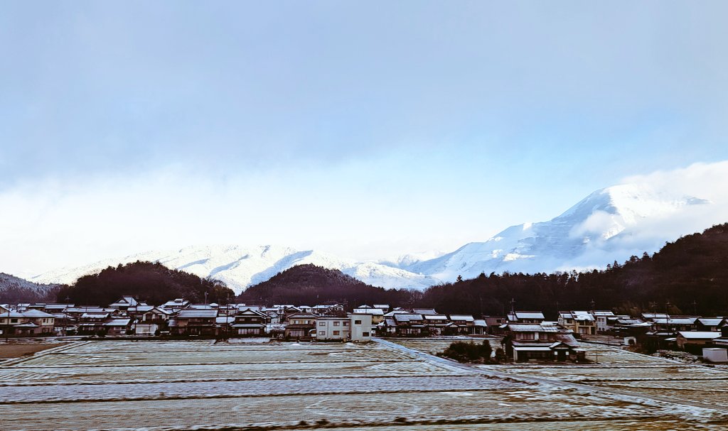 今から雪景色たっぷり見れるのに新幹線からの雪景色だけですでにテンション上がる✨
雪の積もらない地域に住んでる私とおじゃの共通点ココだわ😂