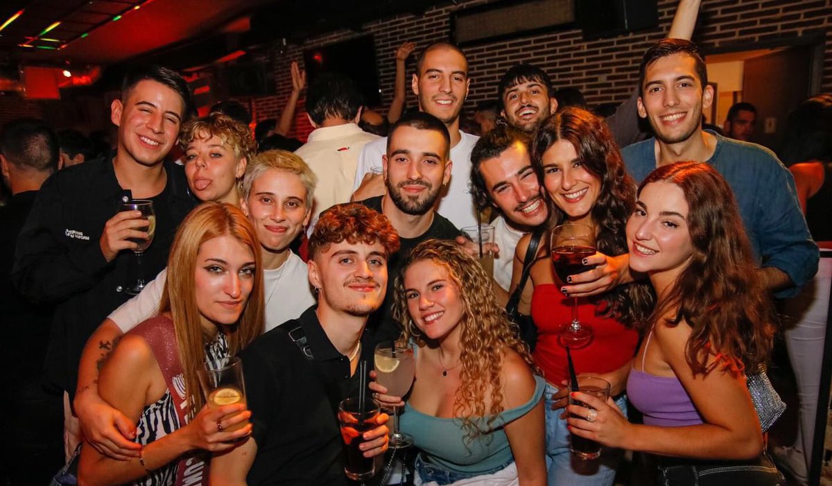 un chica a veces solo necesita estar rodeada de sus maricas en el mayor antro d la ciudad