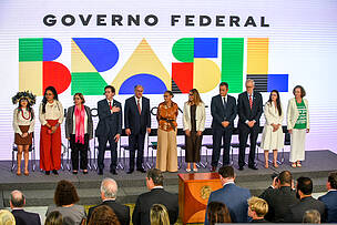 kakaqui's tweet photo. Hoje, @MarinaSilva assumiu o Ministério do Meio Ambiente e Mudança do Clima. Discurso emocionado, longa lista de alterações no organograma. Destacou necessidade de enfrentar a #emergênciaclimática com #transversalidade. Valorizou o papel das pessoas. Foto: Jac Lisboa/WWF-Brasil https://t.co/ZHqDYHiGZw