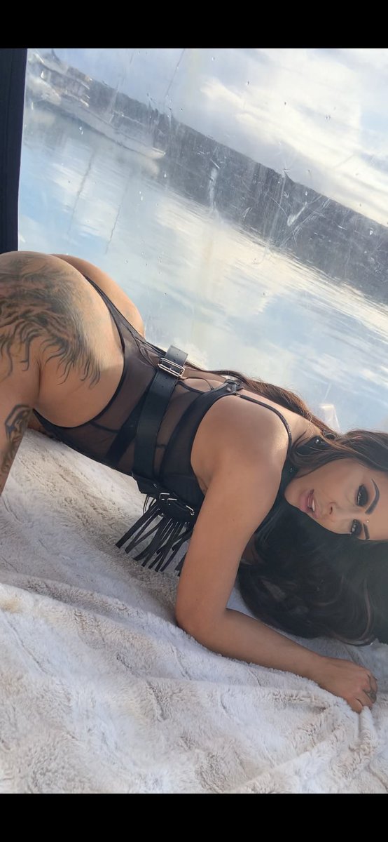 MossCalifornia's tweet photo. Kiss my a** #Trending #TrendingNow #onlyfans #onlyfansgirl #OnlyOneOf #onlyfansbabe https://t.co/ZVWgKGX3Ue