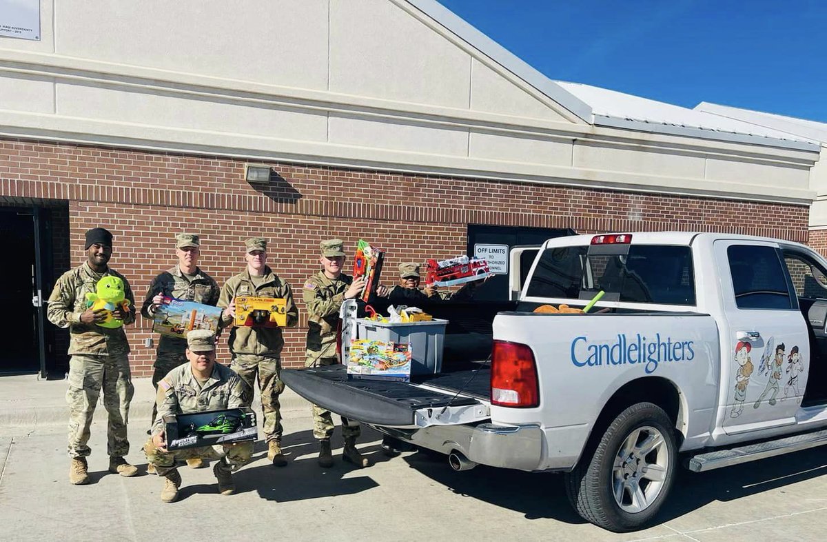 MPRAONLINE's tweet photo. Big thanks to these incredible MPs from the 591st MP Company for collecting some awesome Christmas presents for their local community!
#MPRA #MilitaryPolice #USArmy #ArmyMPs #AssistProtectDefend #OftheTroops #FortheTroops https://t.co/PbmyfiBiUp