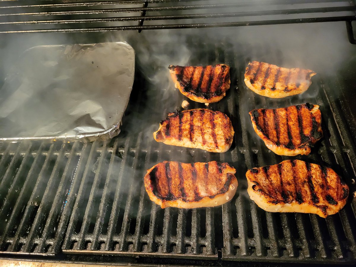 Vikes_Dawgs's tweet photo. So:
- full of delicious chops and carrots and salad
- drink in my hand
- still 2 hours before @ButlerMBB game
hmmmmmm, what to do??? Guess I'll listen to the #BuffettBuffet on @radiomville
#Dawgs https://t.co/HM1HZiemgD