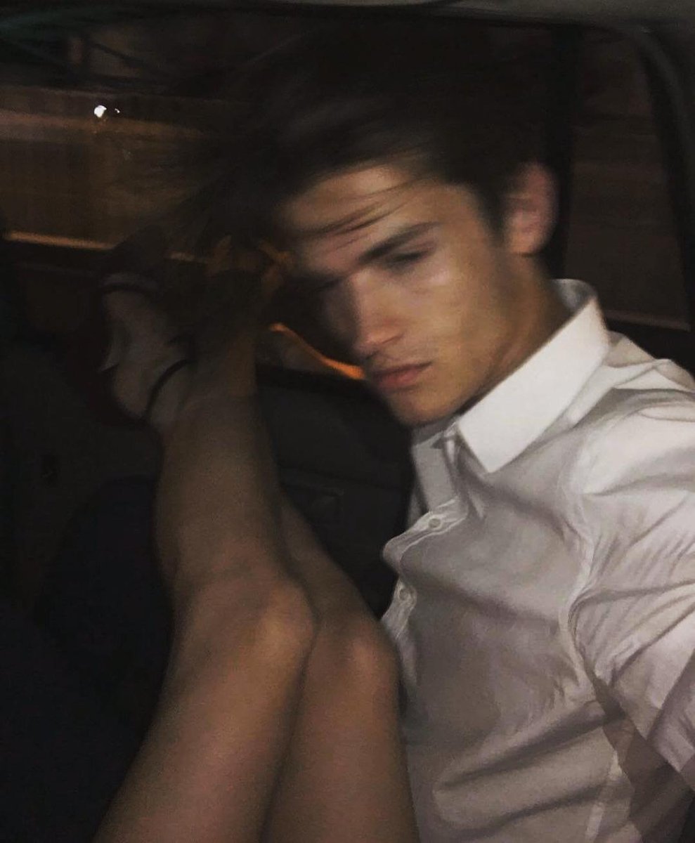 𝐼 𝑠𝑒𝑎𝑟𝑐ℎ𝑒𝑑: 𝐴𝑢𝑟𝑜𝑟𝑎 𝑏𝑜𝑟𝑒𝑎𝑙𝑖𝑠 𝑔𝑟𝑒𝑒𝑛,
𝐼'𝑣𝑒 𝑛𝑒𝑣𝑒𝑟 𝑠𝑒𝑒𝑛 𝑠𝑜𝑚𝑒𝑜𝑛𝑒 𝑙𝑖𝑡 𝑓𝑟𝑜𝑚 𝑤𝑖𝑡ℎ𝑖𝑛,
𝐵𝑙𝑢𝑟𝑟𝑖𝑛𝑔 𝑜𝑢𝑡 𝑚𝑦 𝑝𝑒𝑟𝑖𝑝ℎ𝑒𝑟𝑦.