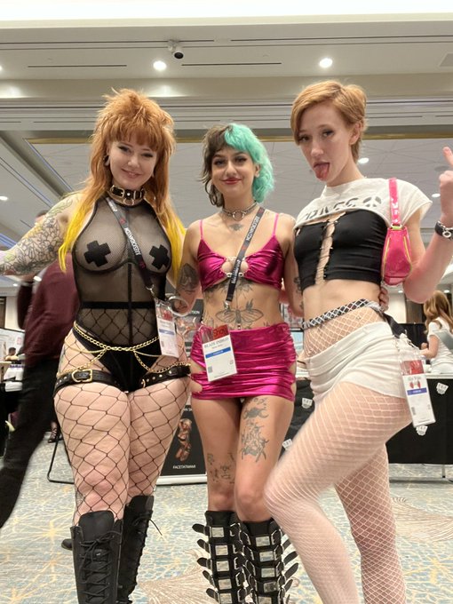 With the hottest alive at booth 2816 😍🥰 @skylarshark @blazedindigo420 @avnexpo https://t.co/rOKrgFEm