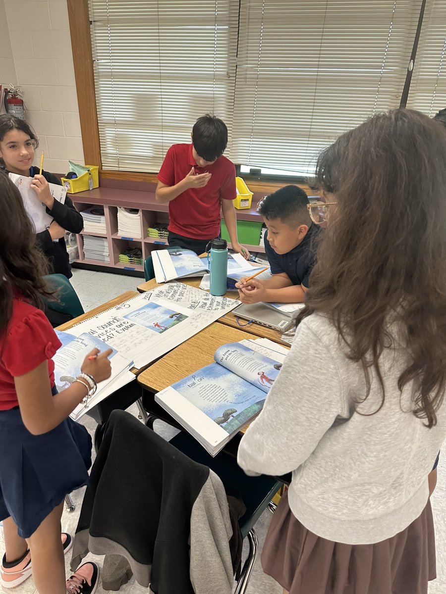 4thwithMsFitz's tweet photo. Starting off our week of poetry by changing it up.  We worked with different groups to do a jigsaw on our poems, and then, presented our information to our original group by doing a gallery walk. #fourthgrade #ELA #getupandmoving https://t.co/VJPGiCPfWP