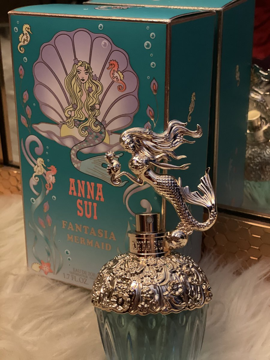 TheKatStroud's tweet photo. Slightly obsessed with my new perfume bottle and the scent 🥰 #AnnaSui https://t.co/biSIjGSYX0