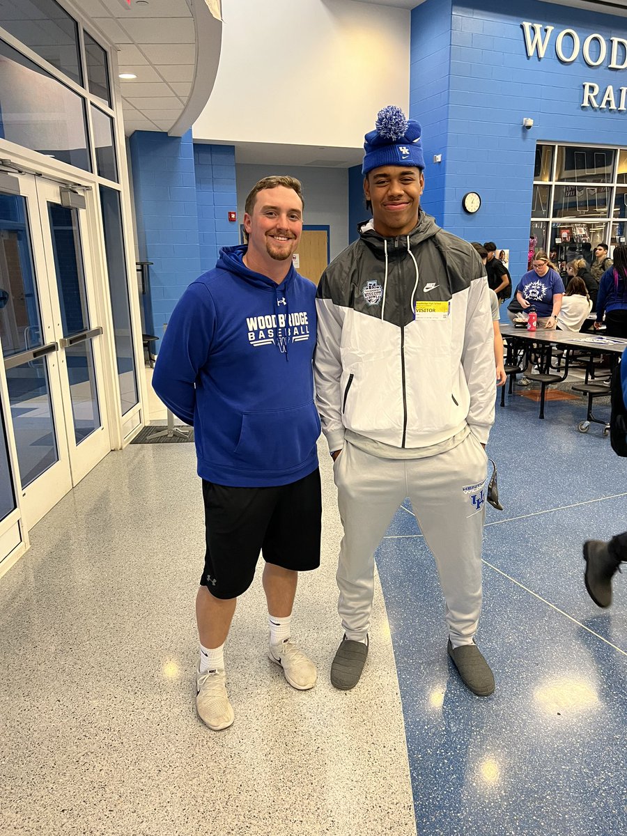 CoachMesseck's tweet photo. Had an extra large visitor at school today! Wrapped up his first season at Kentucky with the @MusicCityBowl last week and headed right back to campus on Sunday. Appreciate you stopping in and proud of you always! 💙 @lightsoutNoah @UKFootball https://t.co/6DQNbPzjSb
