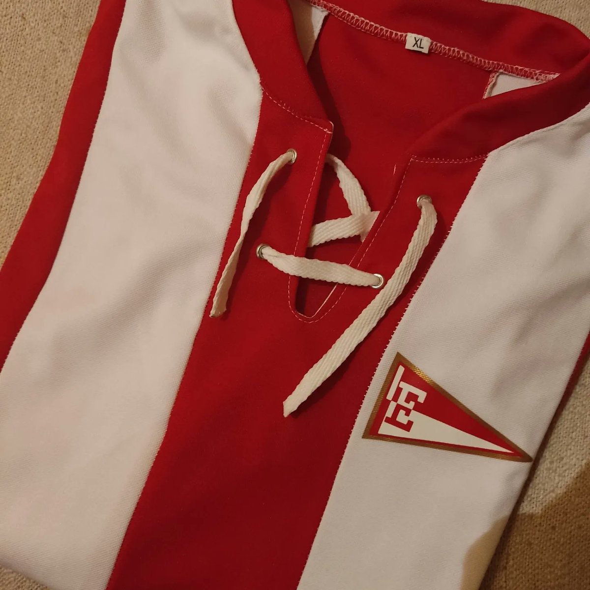 SebaGranate's tweet image. Después de mucho tiempo ya está disponible la camiseta de piqué edición limitada de #EDLP 🦁🇦🇹. 
La comprás online en la tienda de IG de @cenretro