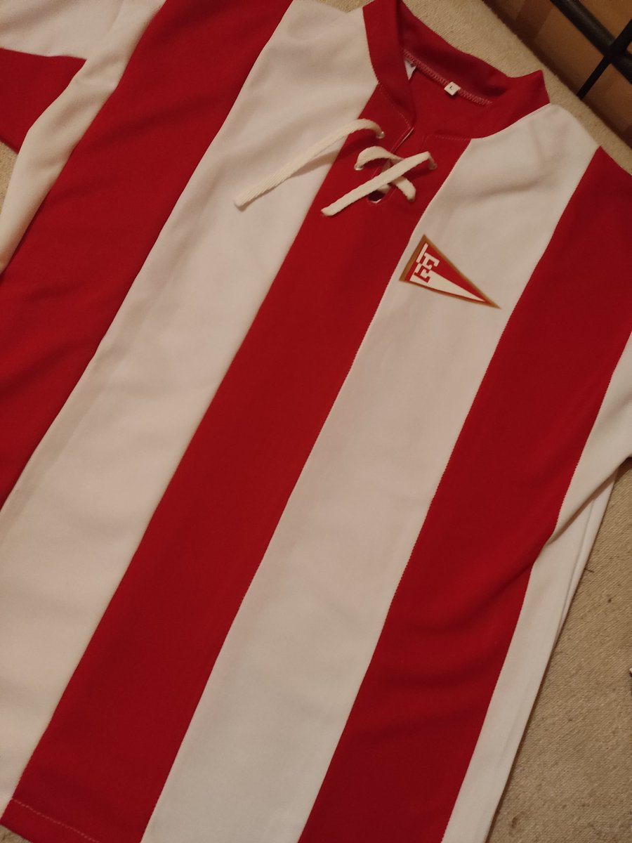 SebaGranate's tweet image. Después de mucho tiempo ya está disponible la camiseta de piqué edición limitada de #EDLP 🦁🇦🇹. 
La comprás online en la tienda de IG de @cenretro