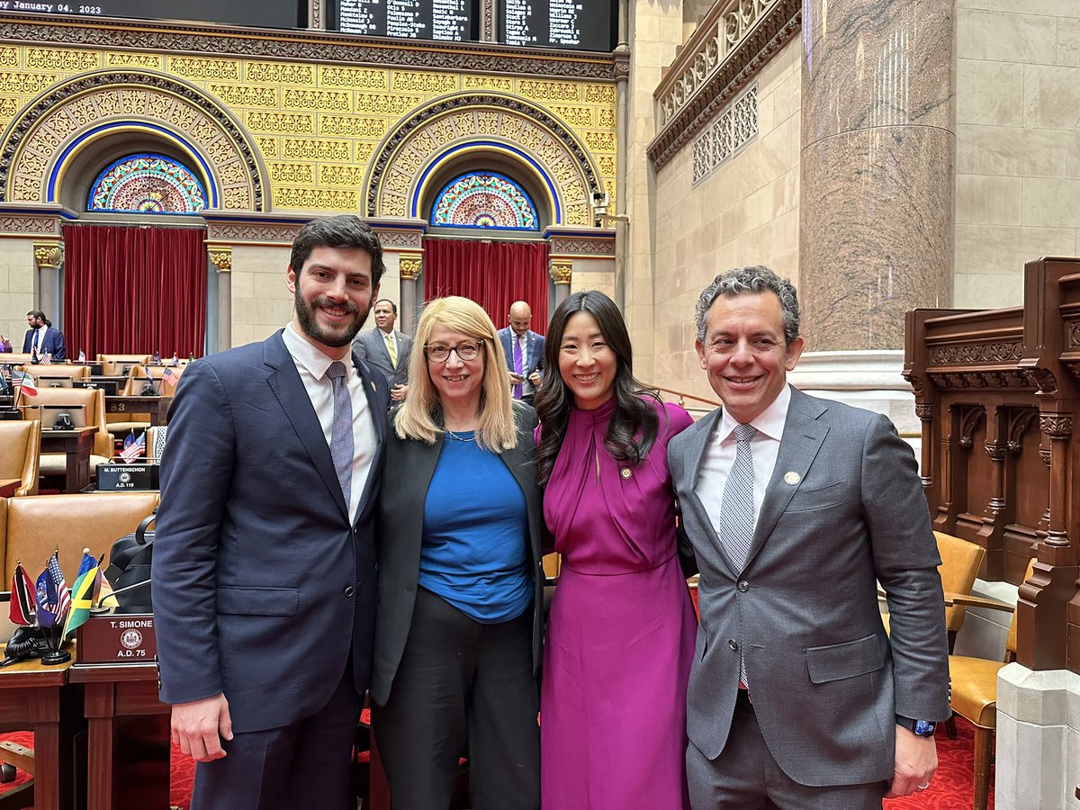 graceleefornyc's tweet photo. Today I was officially sworn in as an assemblymember and voted to make Carl Heastie our speaker (in just one vote). Ready to get to work! https://t.co/gNMF3FHVJX