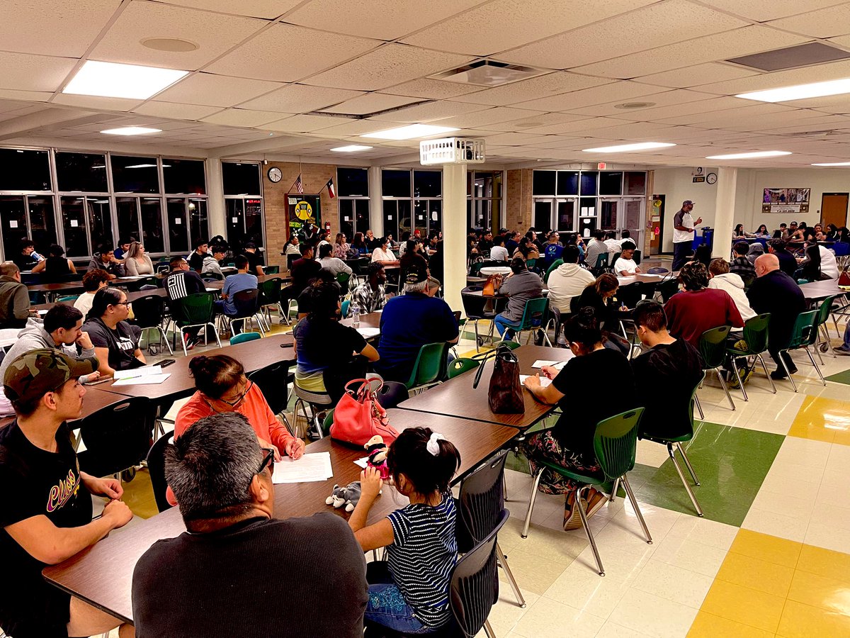 jamccall14's tweet photo. Great turnout at our @HuskiesTrack Parent Meeting! #HuskySpeed #HFND 🐾 💨 ⚡️ https://t.co/tWSMbDSSKn