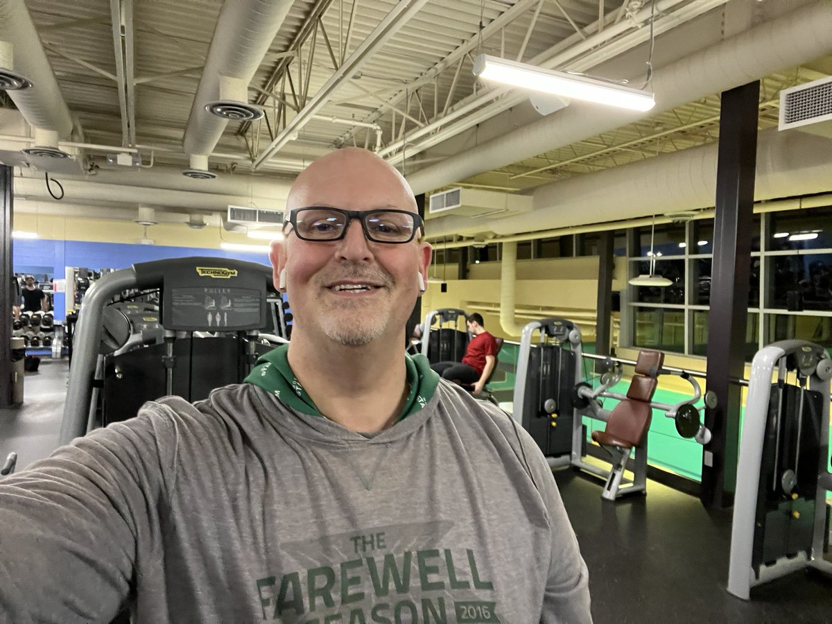 RandolphMacLEAN's tweet photo. #2023goals the gym/fitness journey day 4, back and shoulders day. #legday #peanutbutter #thestruggleisreal #backater #whobroughttheoldguy https://t.co/vyjbXnN5eE