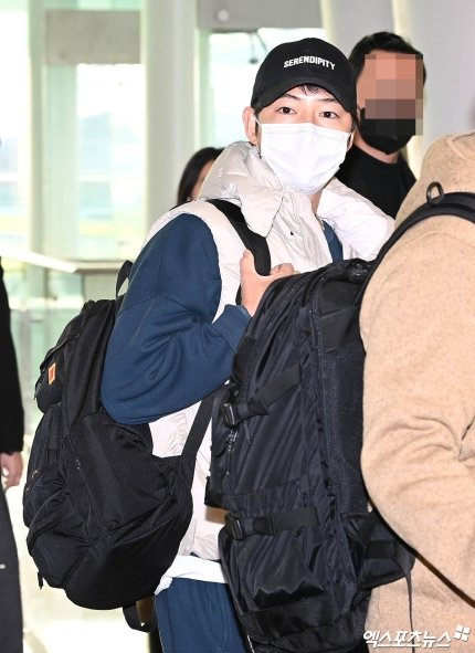 joongkiupdate's tweet photo. 230105 Song Joongki at Incheon Airport heading to Bangkok, Thailand for 37th Golden Disk Award
🔗 https://t.co/Beez7PT18b
🔗 https://t.co/oSIYVhMY9p
🔗 https://t.co/ghpPga4ayf
🔗 https://t.co/56cox9VGPf

#송중기 #宋仲基 #ソンジュンギ https://t.co/P876BvD7LP