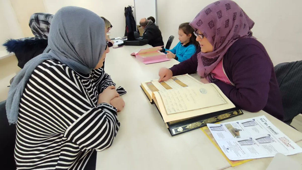 GSB_AksehirGM's tweet image. 7 den 70 e gençlik merkezimizin atölyeleri herkese açık 🤗
Kur'an -ı Kerim okumaya yeni geçen katılımcılarımızın yanı sıra Arapça dil eğitimi alan kursiyerlerimizin azimli çalışmalarıyla devam ediyoruz.
#elifba 
#kuranıkerim 
#dinii̇limleratölyesi 
#arapça
#dileğitimleriatölyesi