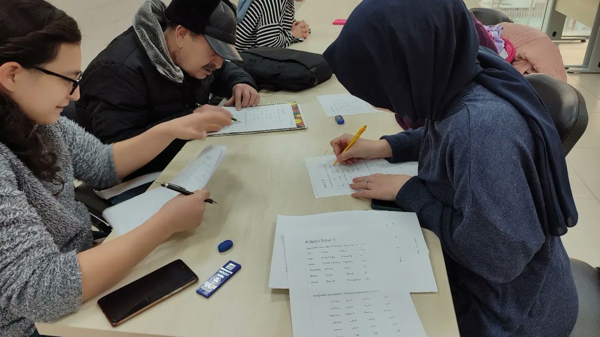 GSB_AksehirGM's tweet image. 7 den 70 e gençlik merkezimizin atölyeleri herkese açık 🤗
Kur'an -ı Kerim okumaya yeni geçen katılımcılarımızın yanı sıra Arapça dil eğitimi alan kursiyerlerimizin azimli çalışmalarıyla devam ediyoruz.
#elifba 
#kuranıkerim 
#dinii̇limleratölyesi 
#arapça
#dileğitimleriatölyesi