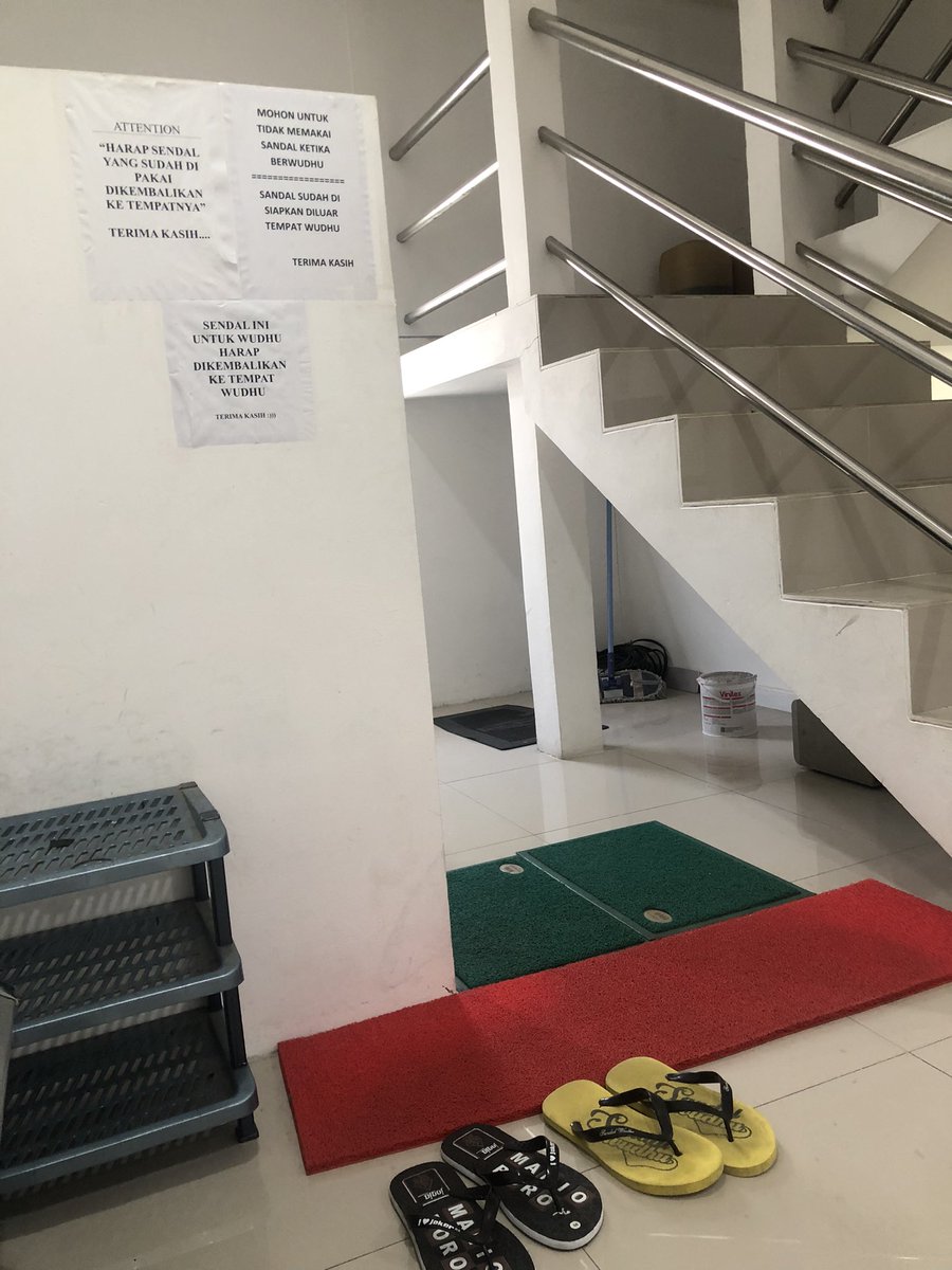ririnrhm's tweet photo. panjang umur orang baik yg kalo lg antri wudhu sandal ny disiapin gitu buat kt jg😇🥹🥹🥹🥹masyaallah https://t.co/MpLPNdV8GW