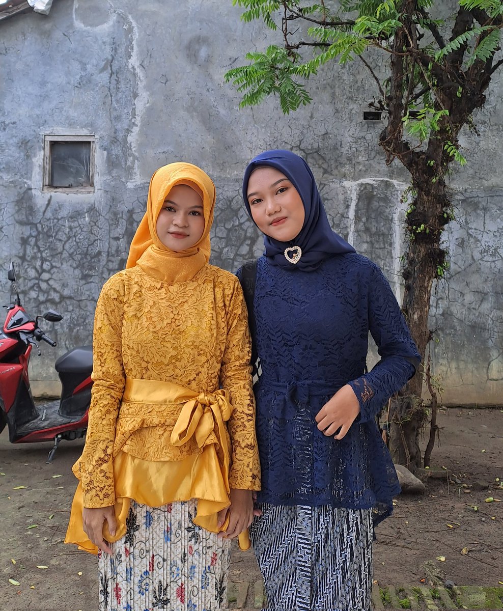 fnisaaaa's tweet photo. bawaannya happy kalo abis makeup in orang, walopun belum like a pro

yg cari mua tegal murah sabi di aku gais, sementara cuma bisa reguler makeup. Makanya ayuk kalo jadi bridesmaid, kartinian etc makeupnya di aku aja, bantu kekumpul tabungan buat ambil kelas biar beneran PRO😁😁 https://t.co/Rnu0TppaUN