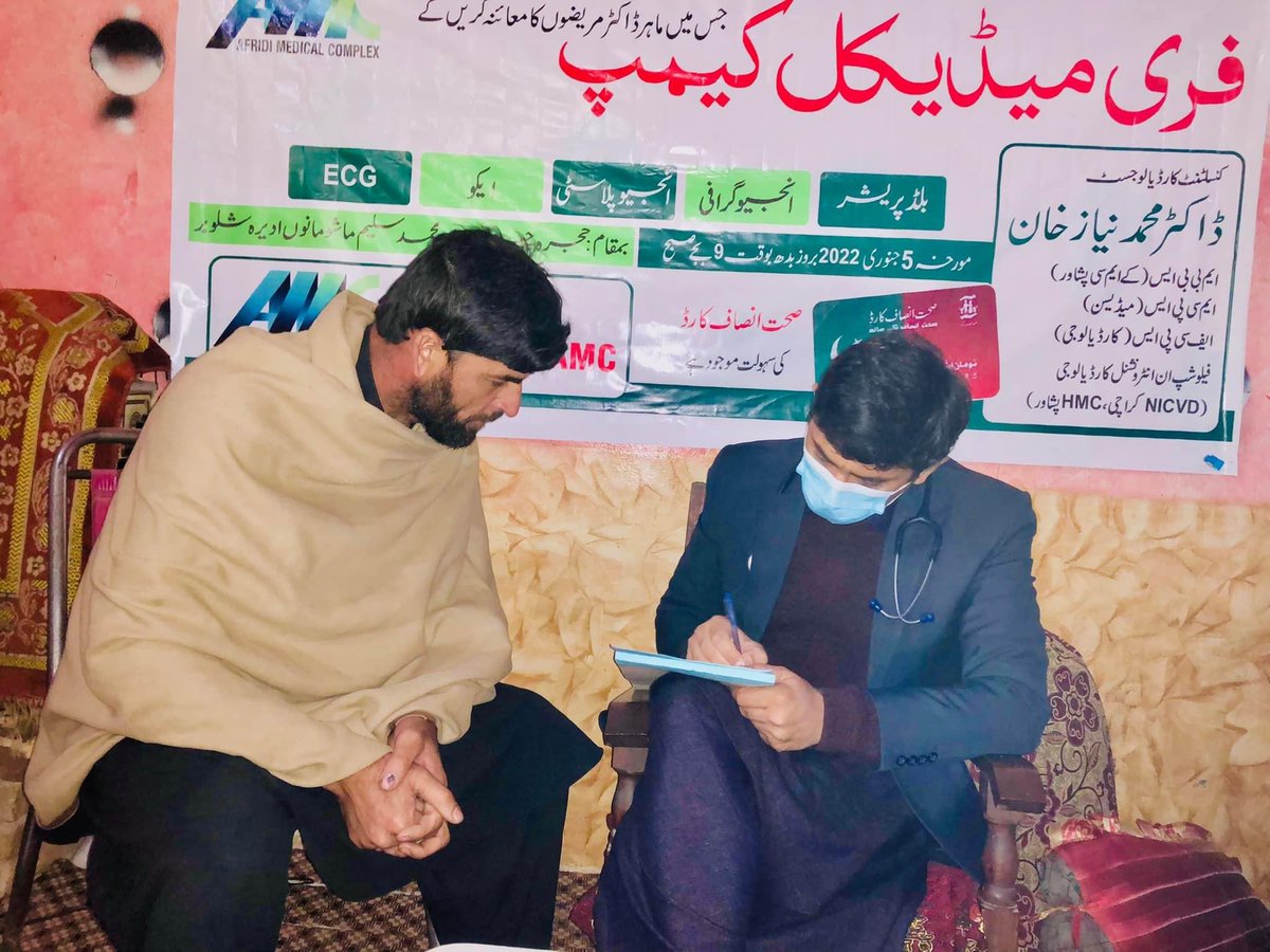 Shahafr74525253's tweet photo. افریدی میڈیکل کمپلیکس فاؤنڈیشن کی طرف سے تیسرے فری میڈیکل کیمپ میں ڈاکٹر محمد نیاز خان مریضوں کامعائنہ کررہےہے۔۔
اس دوران محمد یونس مریضوں میں ادویات تقسیم کررہے ہیں۔۔
 #freecamp #AMCfoundation #humanityfirst https://t.co/jP565idA6O
