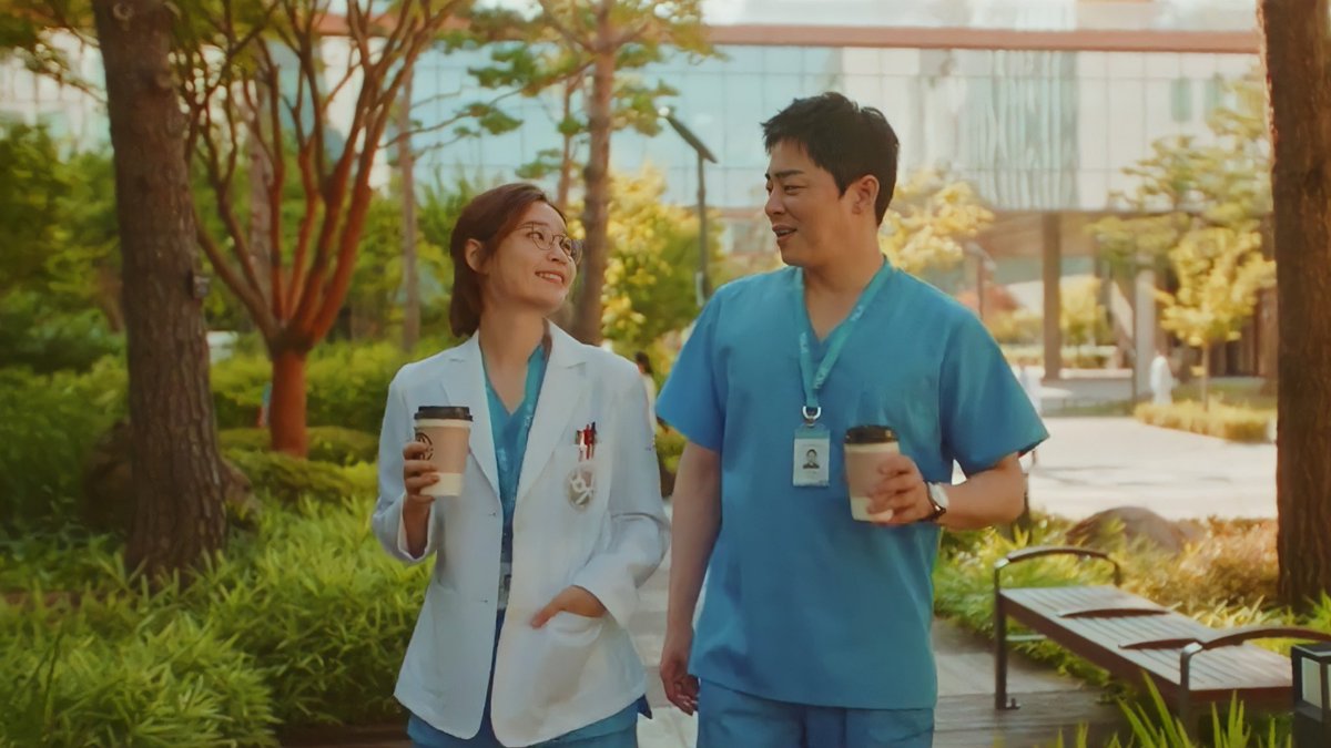 chaesoohyuns's tweet photo. a chemistry that surpasses that halal gaps https://t.co/j2Dom9bztc