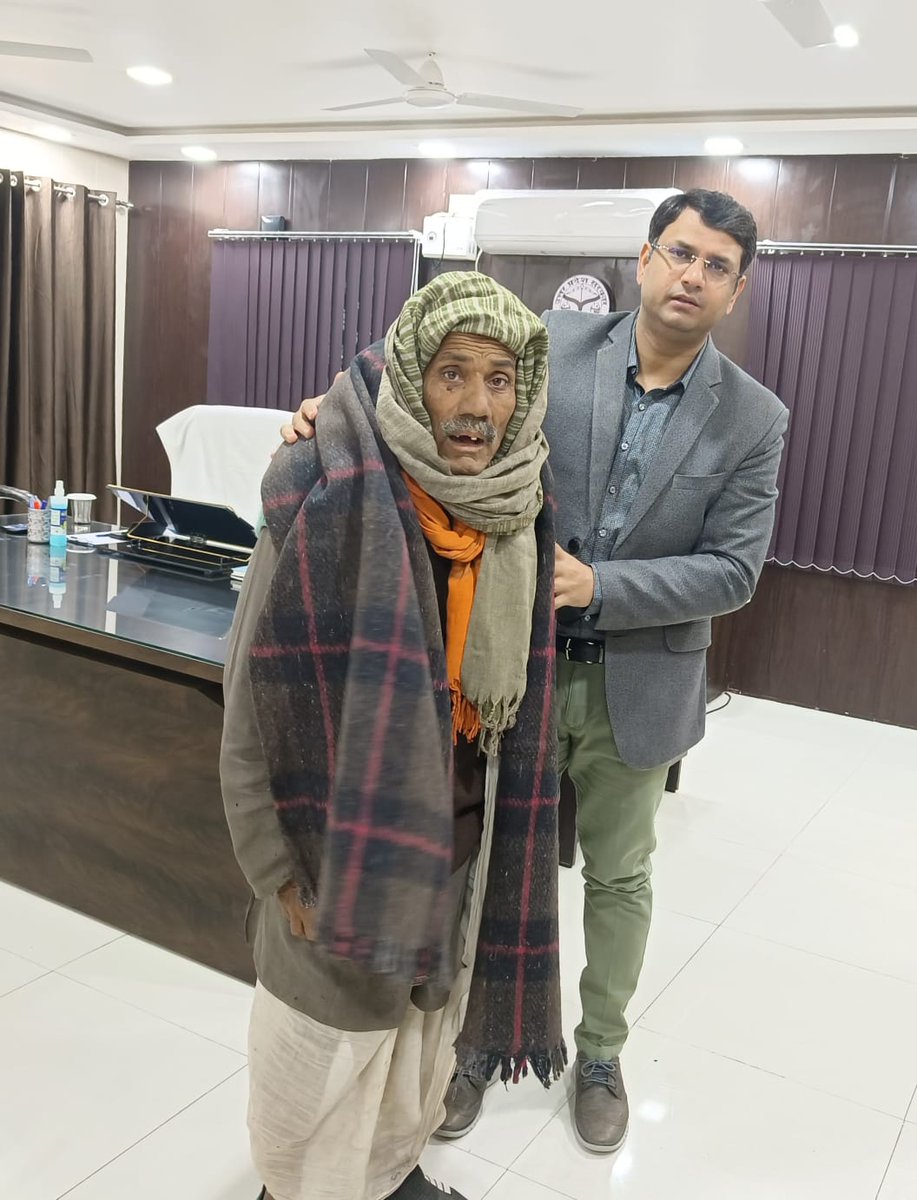 जनसुनवाई के दौरान आए बुजुर्ग व्यक्ति की समस्या का समाधान कराने के साथ-साथ कंबल प्रदान किया गया। <a href="/UPGovt/">Government of UP</a> <a href="/CMOfficeUP/">CM Office, GoUP</a> <a href="/ChiefSecyUP/">S.P. Goyal, Chief Secretary, GoUP</a>