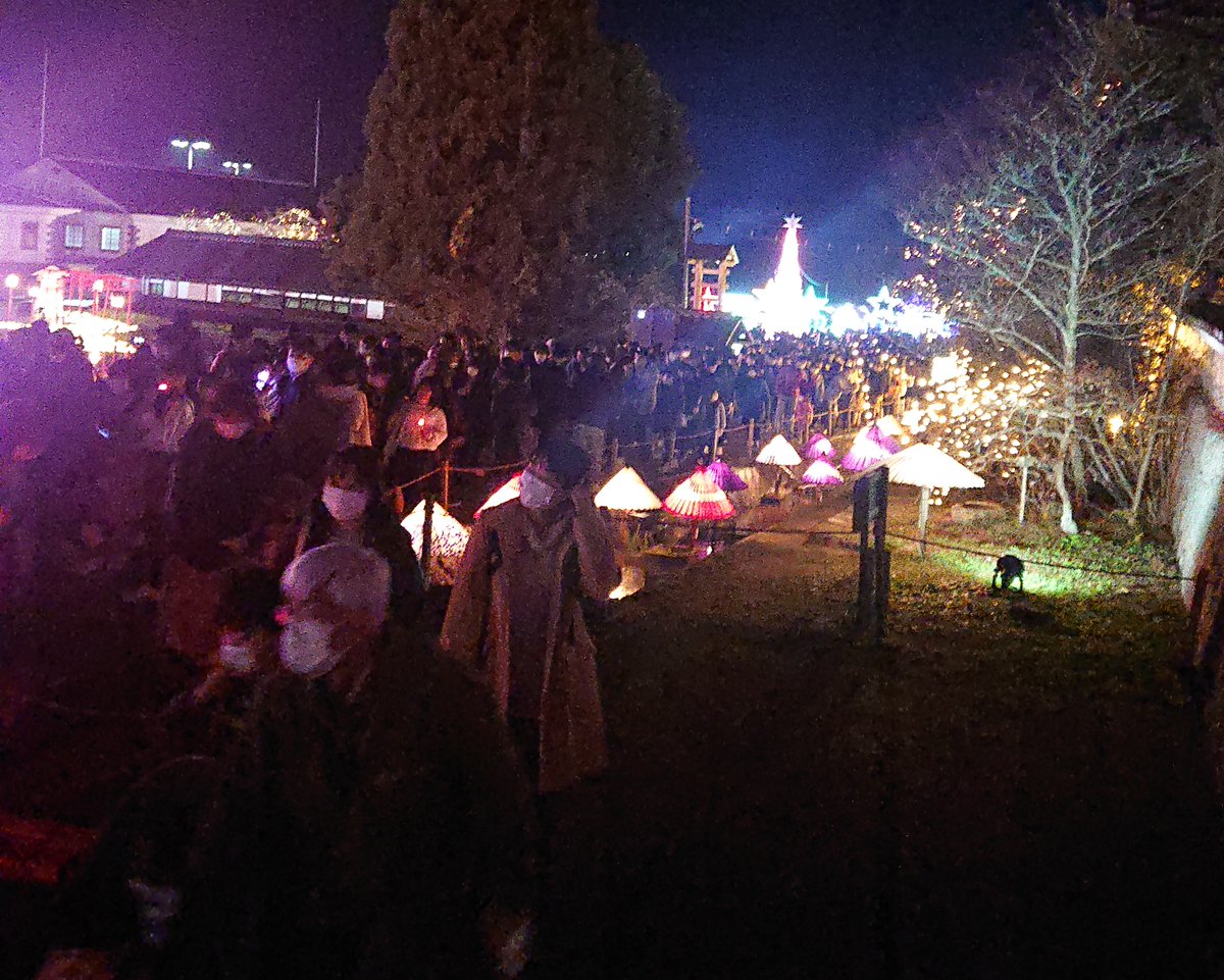 HENA_choco_Late's tweet image. 三次でまったりした後は、
備北丘陵公園に行って
🌟イルミネーション🌟
すごい人がいて
おどろきました～(@_@。
お寒い中ごくろうさまデス
＃三次 ＃備北丘陵公園