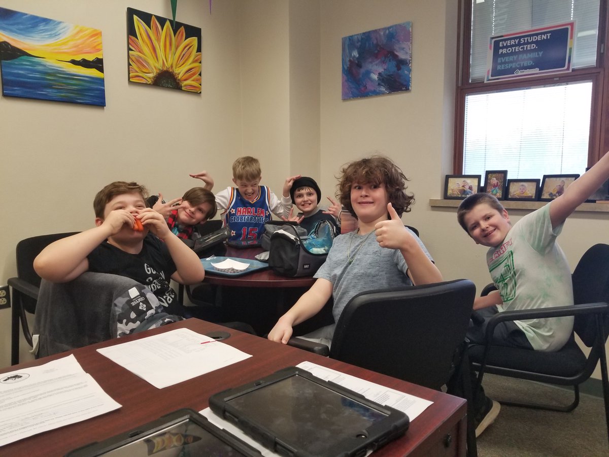 Tom_Dorgan's tweet photo. The Riverview Minecraft Lunch Club, bringing students together to laugh, relax & have a great time. #RiverviewMS #MinecraftClub #SchoolCulture @plymouthschools https://t.co/vYZ7zAib23